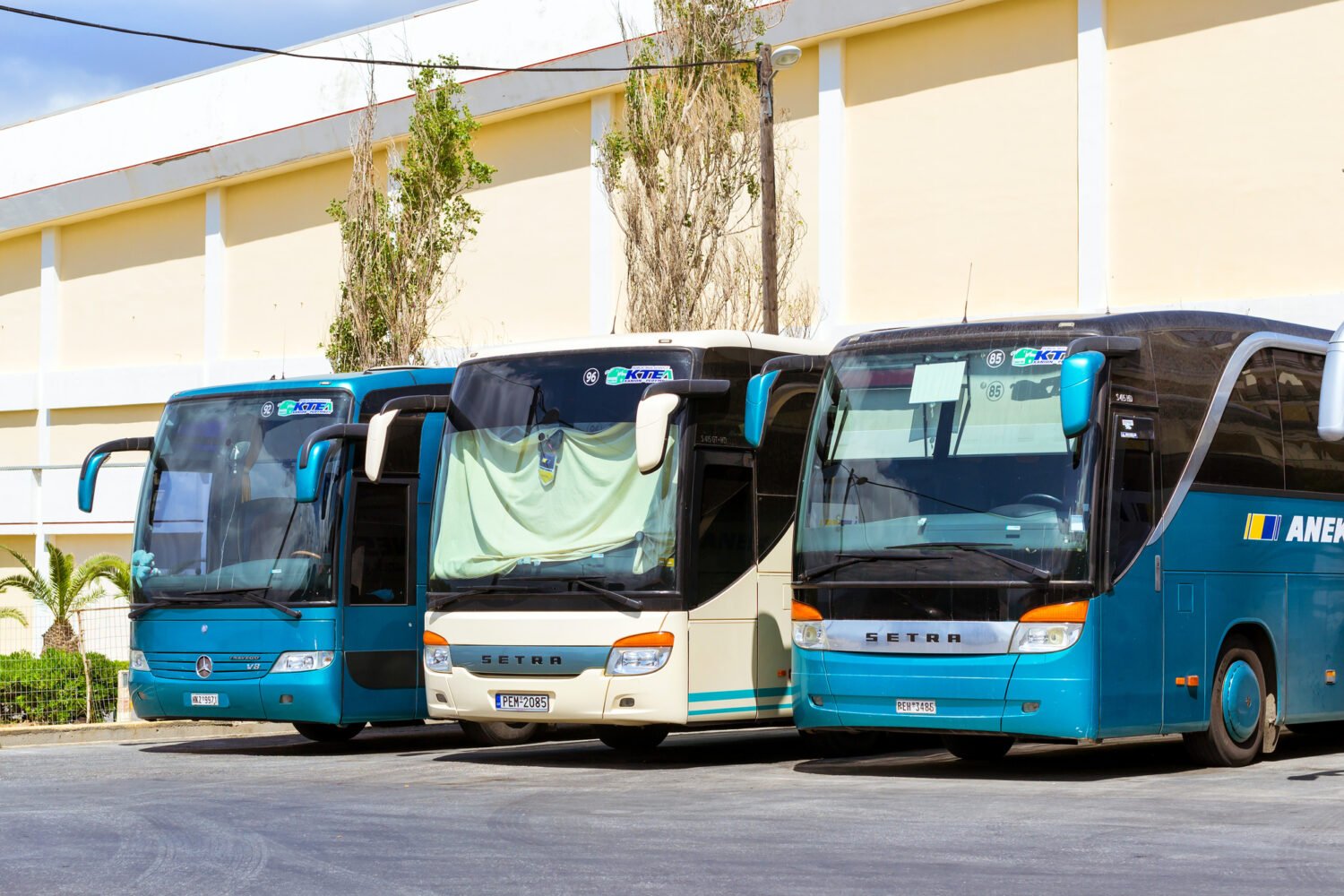 Bus interurbains de passagers dans la gare routière de Réthymnon