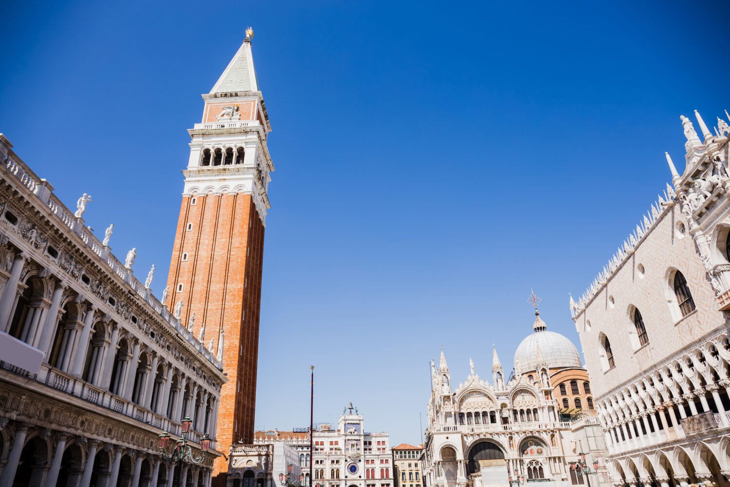 Venezianischer Markusdom und Uhrturm