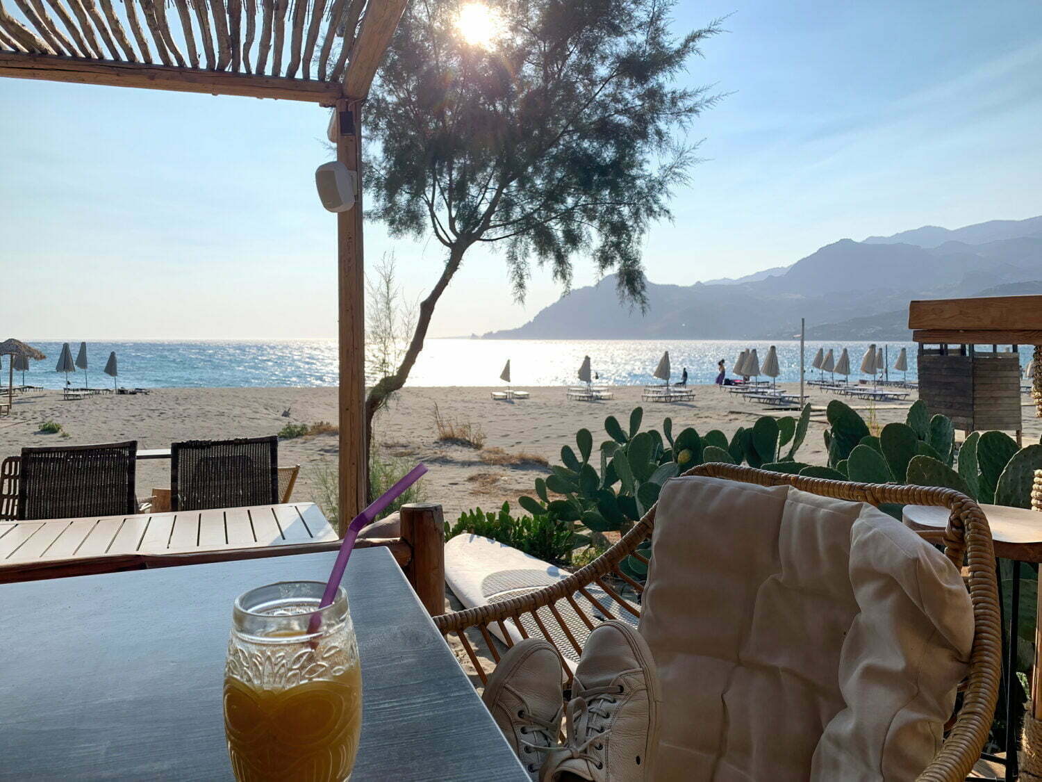 Chillen in einer Bar mit Blick auf den Strand von Plakias