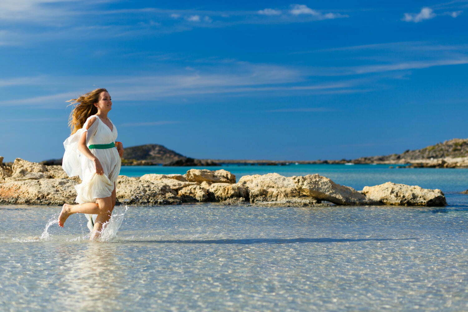 fille qui court dans l&#39;eau